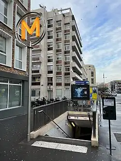 L'accès no&nbsp;2 « Rue Charles-et-René-Auffray ».