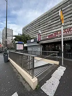 L'accès no&nbsp;1 « Rue Martre ».