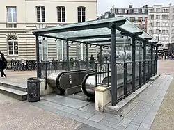 L'escalier mécanique de l'accès.