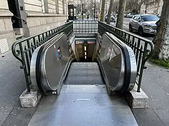 La sortie no&nbsp;2, « Avenue de Villiers ».