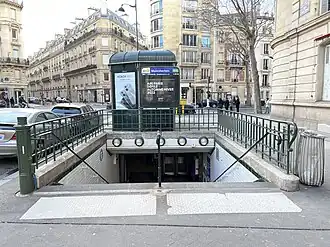 L'accès no&nbsp;1, « Place du Général-Catroux ».