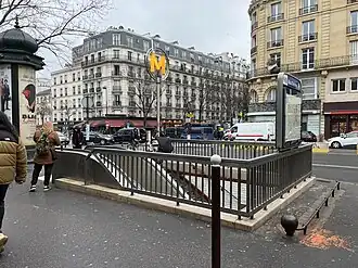 Vue latérale de l'entrée de la station.
