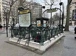 L'accès no&nbsp;1, «&nbsp;Avenue de Versailles&nbsp;».