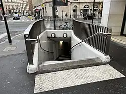 L'accès no&nbsp;1 « Avenue Percier ».