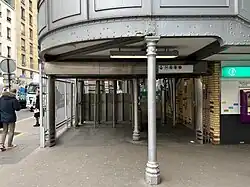 L'accès no&nbsp;1 « Rue du Commerce ».