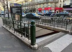 L'accès no&nbsp;3, « Rue Amelot ».