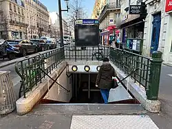 L'accès no&nbsp;2, « Rue Jean-Pierre-Timbaud ».