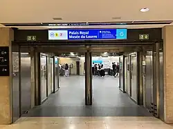 L'accès no&nbsp;6 « Carrousel du Louvre ».