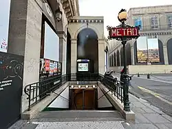 L'accès no&nbsp;4 « Rue de Valois ».