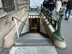 L'accès no&nbsp;7 « Rue de Rivoli ».