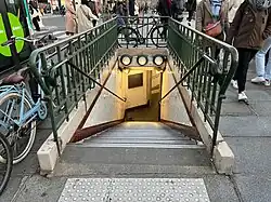 L'accès no&nbsp;2 « Quai du Louvre ».