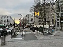 Accès no&nbsp;2, « Boulevard Mortier ».