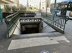 L'accès no&nbsp;2 « Avenue Stéphane-Mallarmé ».