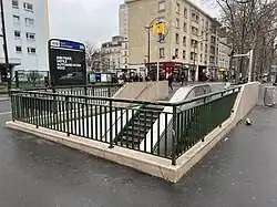 L'accès no&nbsp;2, « Rue de la Chapelle ».