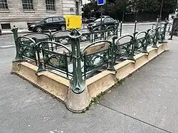 L'accès no&nbsp;4 « Place des Généraux-de-Trentinian ».