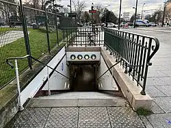 L'accès no&nbsp;1 « Square Hélène-Boucher ».