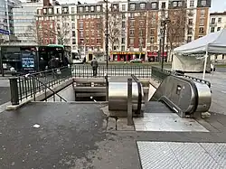 L'accès no&nbsp;4 « Rue Fernand-Widal ».