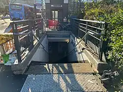 L'accès no&nbsp;6 « Rue de la Légion Étrangère ».