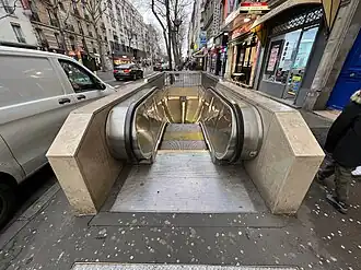 La sortie no&nbsp;3, « Rue Leibniz ».