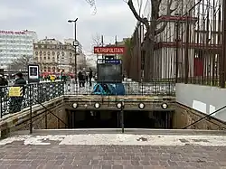 L'accès no&nbsp;1 « Avenue Ernest Renan ».