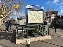 L'accès no&nbsp;3 « Rue du Chemin-de-Fer ».