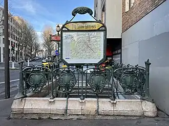Vue arrière de l'édicule Guimard.