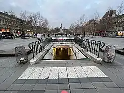 L'accès no&nbsp;8 « Boulevard Voltaire ».