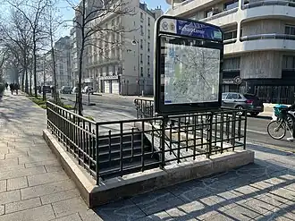 L'accès no&nbsp;2, « Rue du Chemin-Vert ».