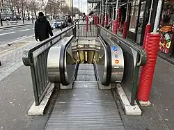 La sortie no&nbsp;2, « Avenue de Flandre ».