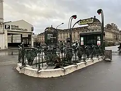 Vue arrière latérale de l'unique accès.