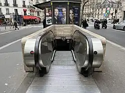 La sortie secondaire, par escalier mécanique.