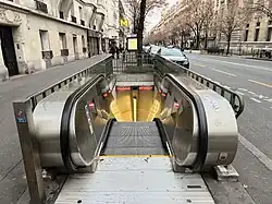 La sortie no&nbsp;2, « Rue Servan ».