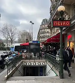 L'accès no&nbsp;1 « Rue de Sèvres ».