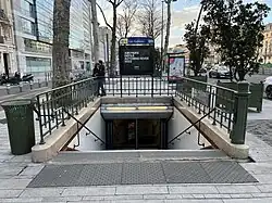 L'accès no&nbsp;3 « Rue Jacques-Dulud ».