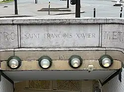 Gravure du nom de la station dans la pierre.