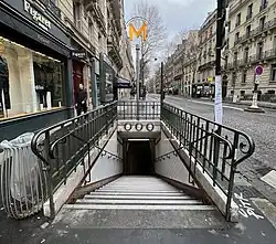 Escalier fixe de l'accès no&nbsp;2 « Avenue Franklin-D.-Roosevelt ».