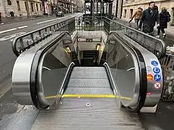 Escalier mécanique de l'accès no&nbsp;2.