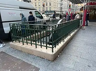 Sortie no&nbsp;2, « Rue de Rennes ».