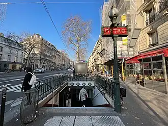 L'accès no&nbsp;2, « Rue Saint-Sébastien ».