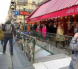 L'accès no&nbsp;1 « Rue de Rennes ».