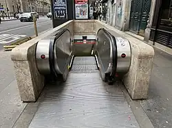 La sortie no&nbsp;2, « Rue de Bellechasse ».