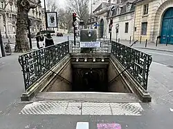 L'accès no&nbsp;3, « Rue Saint-Dominique ».