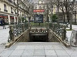 L'accès no&nbsp;1, « Place Jacques-Bainville ».