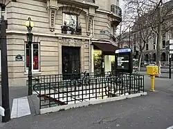 L'accès no&nbsp;3, « Boulevard Henri-IV ».