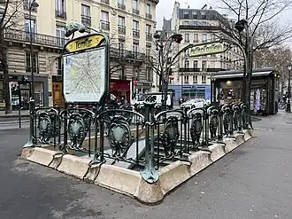 Vue arrière latérale de l'édicule d'accès.