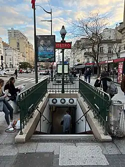 L'accès no&nbsp;1 « Rue de Tolbiac ».