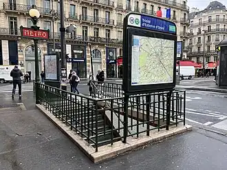 L'escalier fixe de l'accès no&nbsp;1, « Place d'Estienne-d'Orves ».