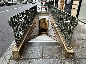 La sortie no&nbsp;2, « Rue de Châteaudun ».