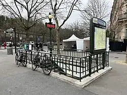 L'accès no&nbsp;4 « Avenue Georges-Mandel ».