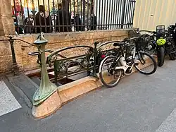 L'accès secondaire, permettant uniquement la sortie.